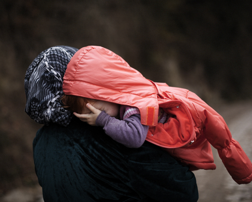 Une mère et sa fille. Beaucoup de réfugiés n’ont pas eu de place dans les camps, ils sont livrés à eux-mêmes, sans statut légal.