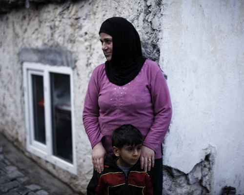 Une mère et son fils, le père est officier de l’armée syrienne libre, le fils est traumatisé.
"Prend ma photo, je me moque de Bashar".