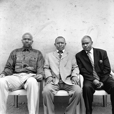Dieudonné (Ivory Coast), Jacques (Congolese of RdC) and Mathew (Kenyan), they are all ministers. Jacques is invited by Mathew to preach in his church of Kangemi, under-privileged district like Dandora. The religious buildings are often modest, they are settled in buildings which we ft out according to the needs. At least one musical instrument accompanies the prayers to sing a Gospel. People dance, sing, laugh and sometimes go into a trance.