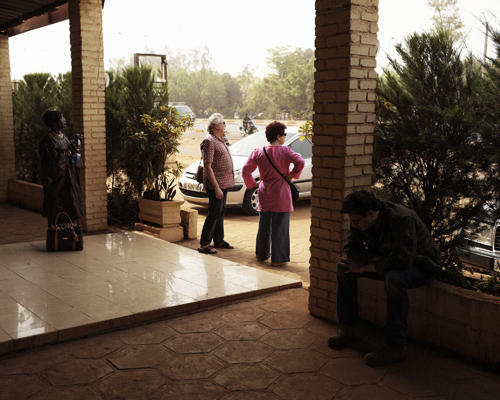 La famille de Loïc attend un neveu d’Awa pour aller au centre ville de Bamako.